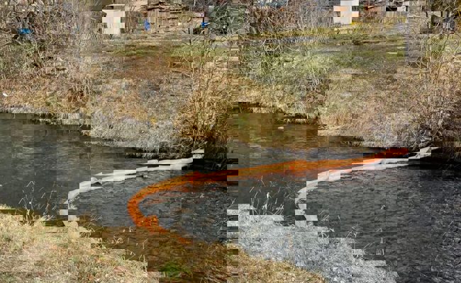 Öl im Giessen: Feuerwehr rückt wegen Gewässerverschmutzung mit Ölsperren aus