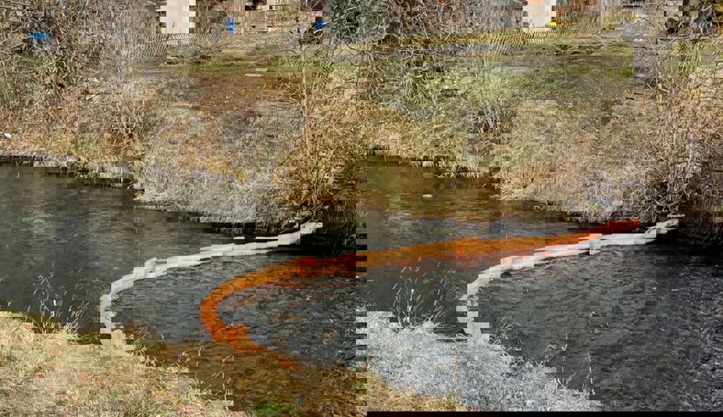  Das Öl wurde aus dem Wasser gefiltert. 