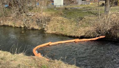 Öl im Giessen: Feuerwehr rückt wegen Gewässerverschmutzung mit Ölsperren aus