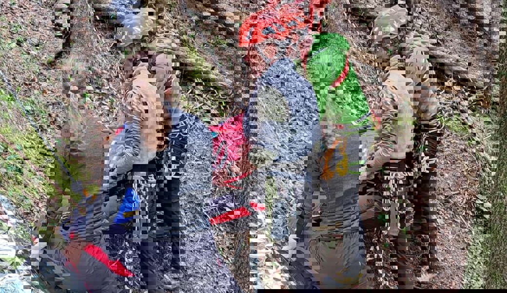 Der Wanderer verletzte sich am Arm. 