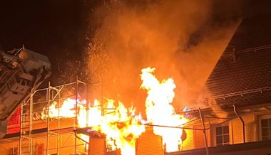 Brand im Dorfzentrum fordert in der Nacht auf Dienstag ein Todesopfer