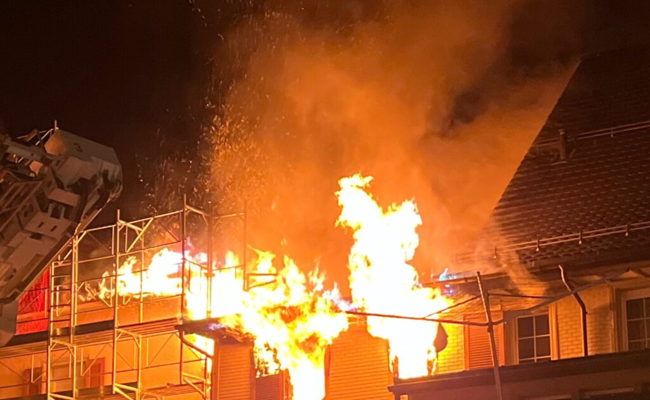 Brand im Dorfzentrum fordert in der Nacht auf Dienstag ein Todesopfer