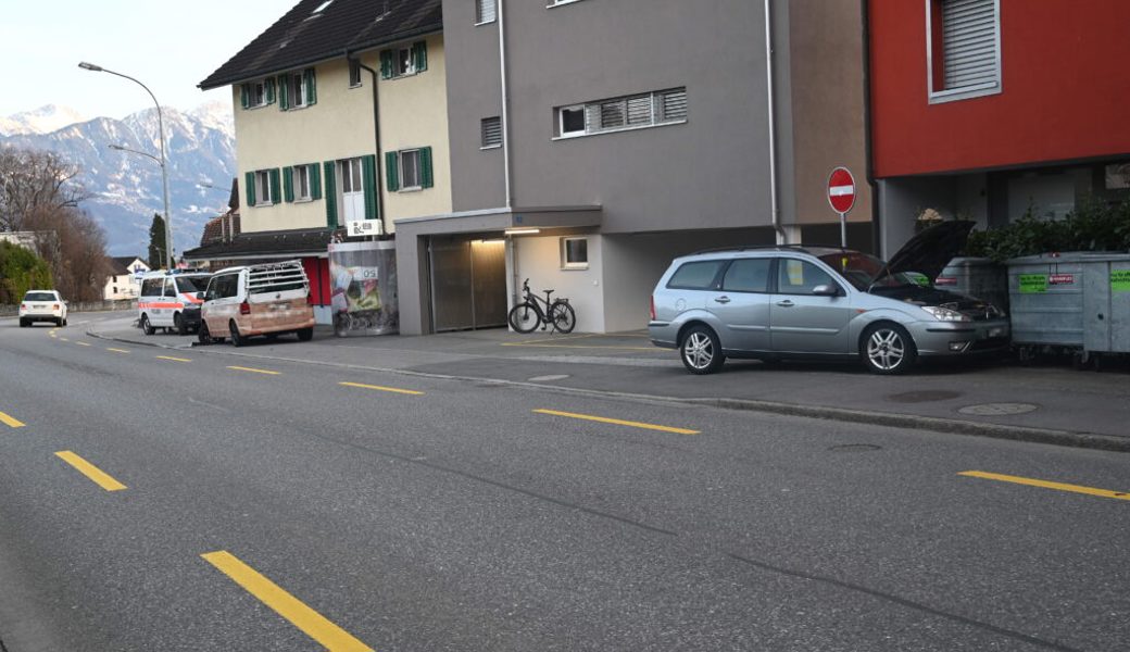  Bei den Containern kam des alkoholisierte Unfallverursacher zum Stillstand. Zuvor beschädigte er ein anderes Auto (im Hintergrund links). 