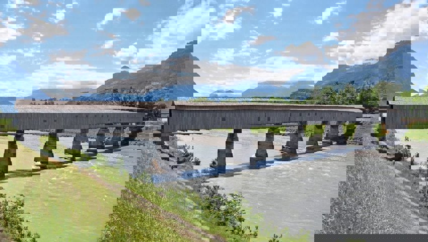  Die im Jahr 1901 erstellte und letzte noch erhaltene Holzbrücke am Rhein verbindet Vaduz und Sevelen.