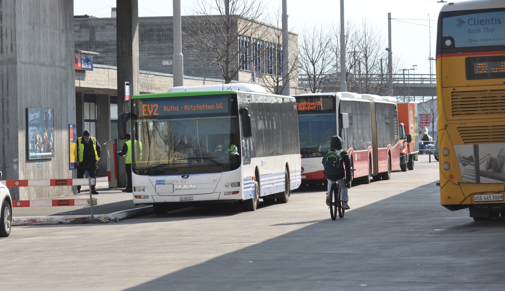 Ungewöhnlich: Busse statt Züge transportieren die ÖV-Benutzer ab Buchs. 