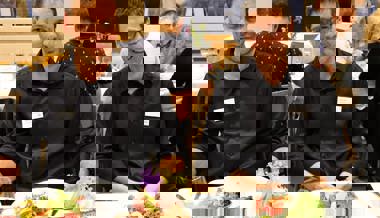 Messerscharfe und gabelspitze Show zum Jubiläum der Elektrizitätsversorgung