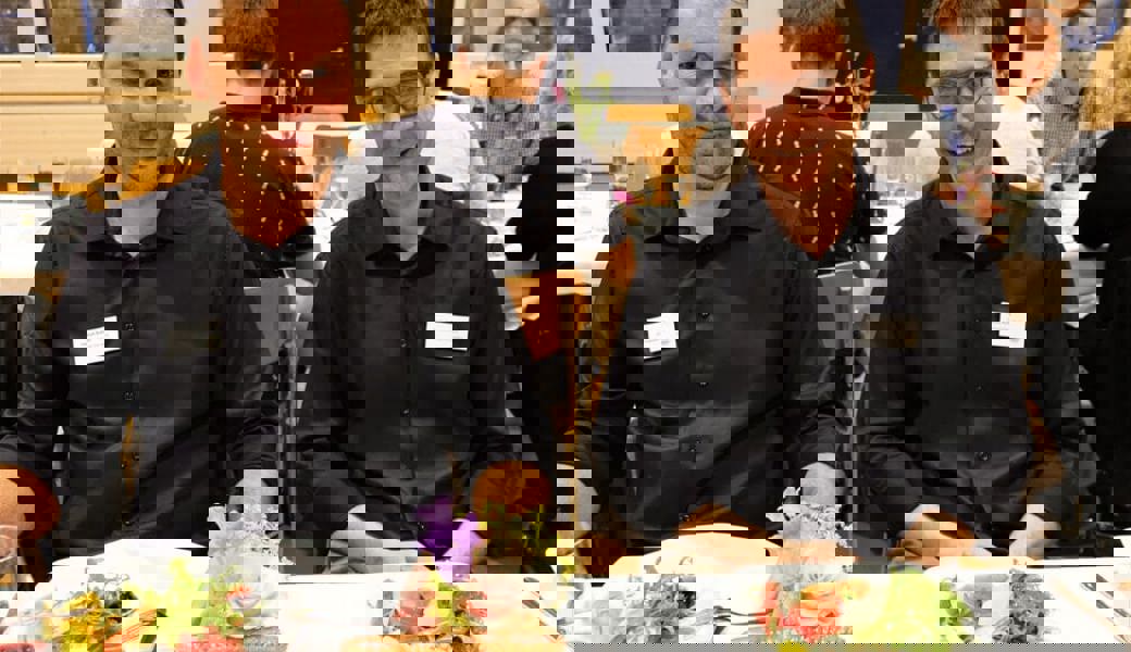  Präsident Patrick Schöb und Betriebsleiter Heinz Kolb geniessen das Festessen. Bilder: Hanspeter Thurnherr