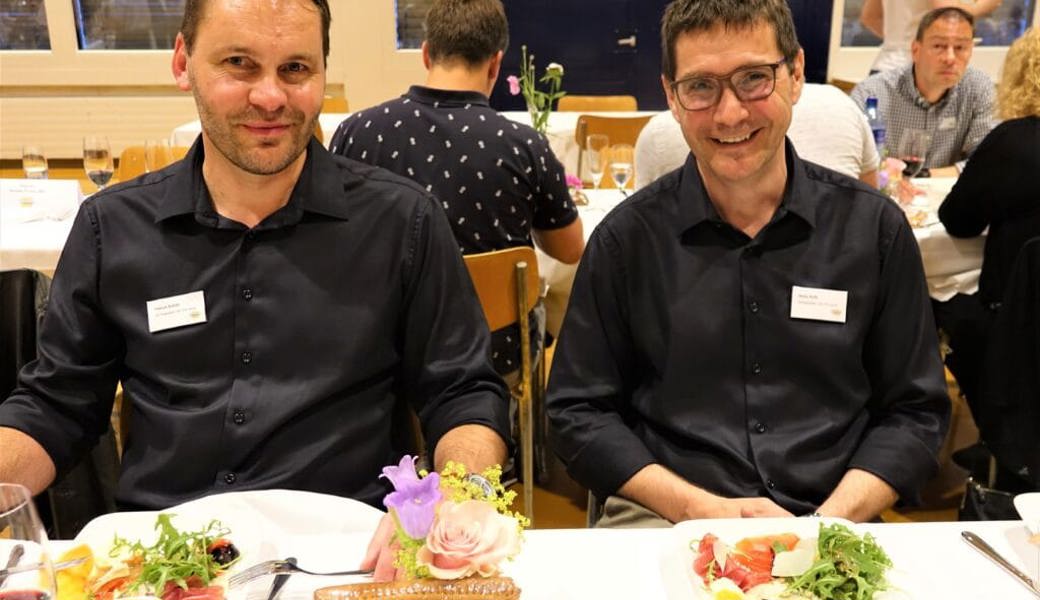 Präsident Patrick Schöb und Betriebsleiter Heinz Kolb geniessen das Festessen. Bilder: Hanspeter Thurnherr