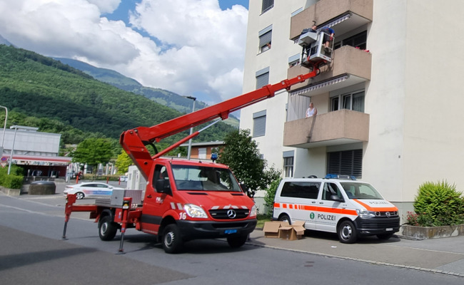 Polizei und Feuerwehr retten Enten von Balkon