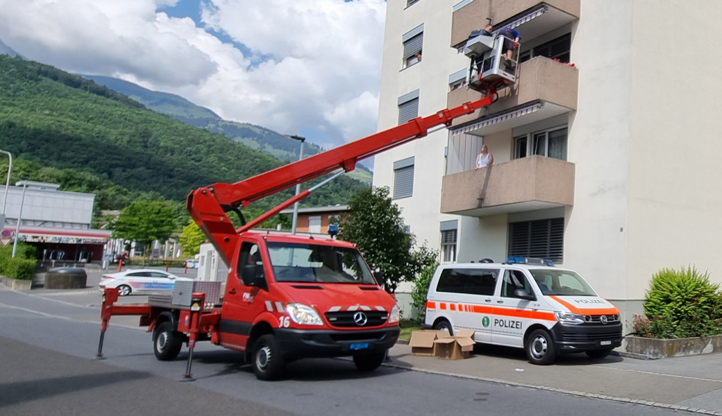 Polizei und Feuerwehr retten Enten von Balkon