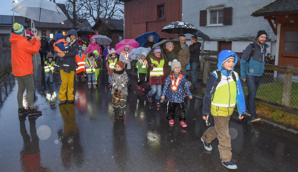Der Zug der Kinder startet in Rans mit Schellen und Glocken zum traditionellen Altjohr Usschella.