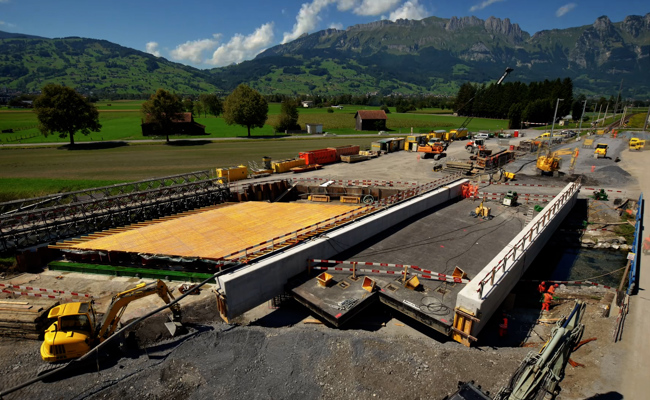 Tonnenschwere Doppelspur-Brücke an richtige Position geschoben