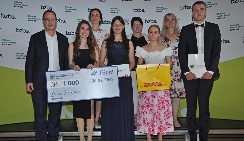 Strahlende Gesichter: Die Gewinnerinnen und Gewinner eines Förderpreises gemeinsam mit den Vertreterinnen und Vertretern der regionalen Firmen, welche die Preissummen gestiftet haben.