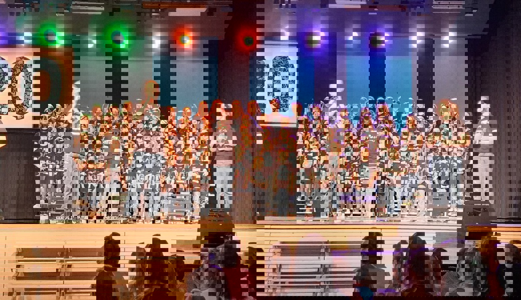  Eine muntere, coole Schar: «MiniSing» überzeugte mit der Jubiläumsshow in Buchs. 