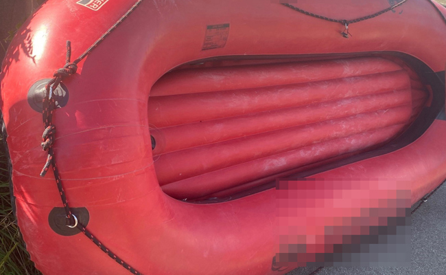 Mit Schlauchboot durchs Dorf gefahren und verunfallt