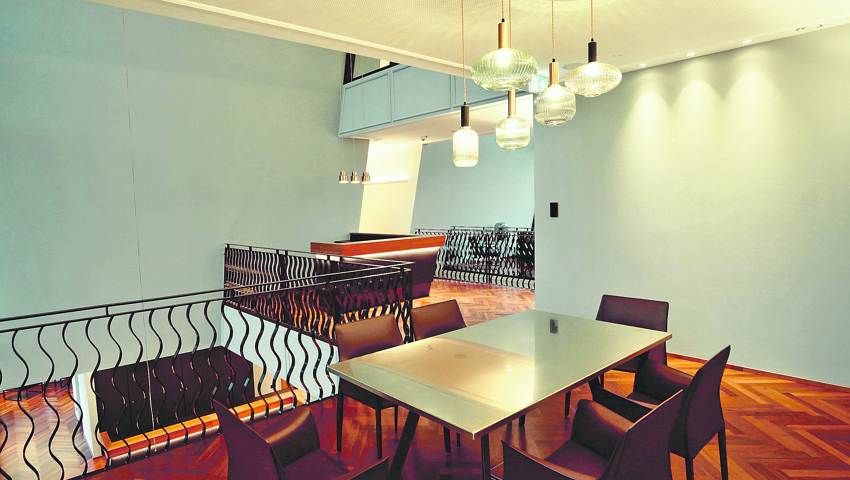 Im ersten Obergeschoss befindet sich der Empfang des Operationsbereichs.