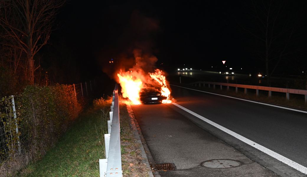 Auto brannte neben Autobahn vollständig aus