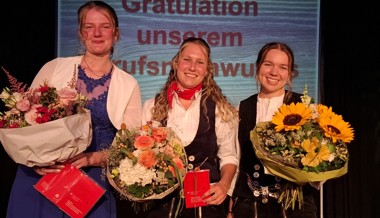 Diese drei jungen Frauen erlernten einen «hölzigen» Beruf, von links: Suena Roth aus Oberhelfenschwil, Marina Müller aus Gommiswald und Jael Jud aus Uznach.  