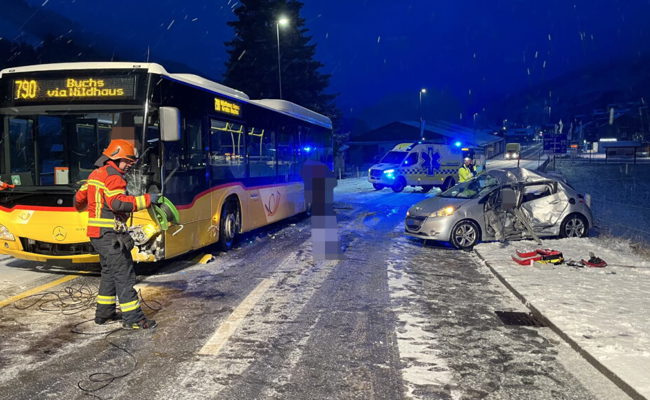 23-Jähriger wurde im Auto eingeklemmt und musste von Feuerwehr befreit werden