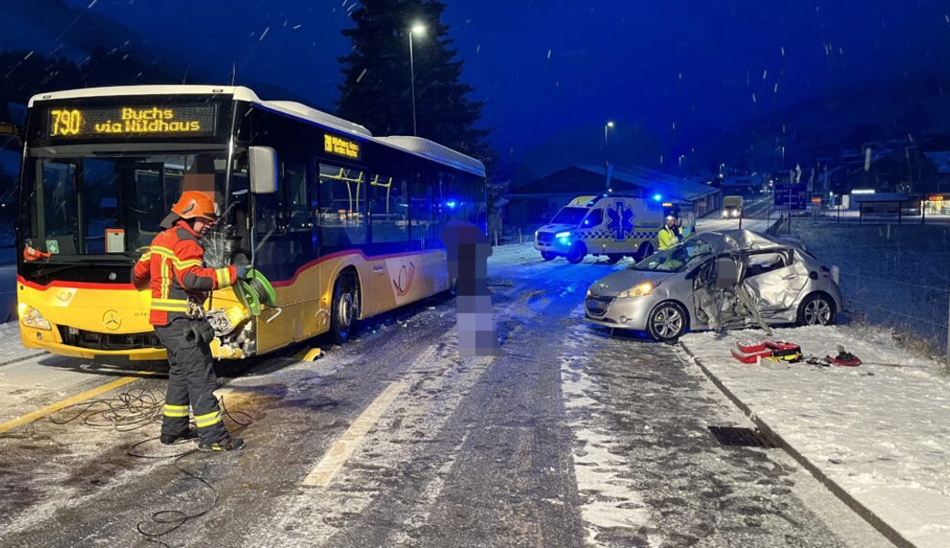 23-Jähriger wurde im Auto eingeklemmt und musste von Feuerwehr befreit werden