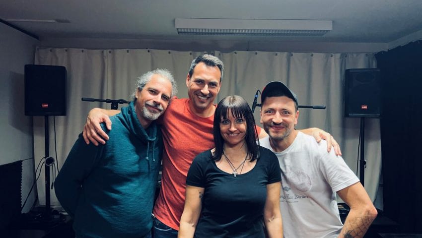 Band Rotation mit Reto Schwendener aus Gams (Zweiter von links) und Remo Habegger, Sennwald (rechts). Band Rotation mit Reto Schwendener aus Gams (Zweiter von links) und Remo Habegger, Sennwald (rechts).