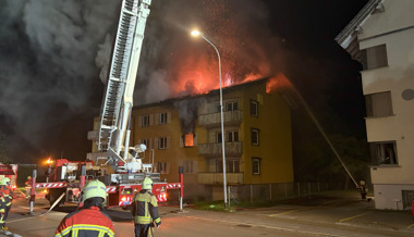 Grosser Schaden durch Brand in leerstehendem Mehrfamilienhaus