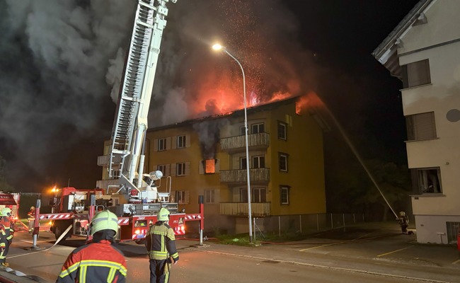 Grosser Schaden durch Brand in leerstehendem Mehrfamilienhaus