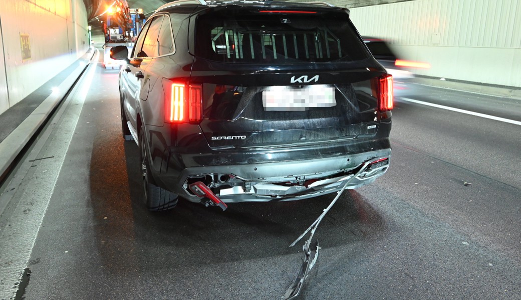 Die Unfallbeteiligten blieben unverletzt. Der Sachschaden ist gross. 