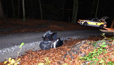 Ein fahrunfähiger Töfffahrer verunfallte mitten in der Nacht am Sevelerberg