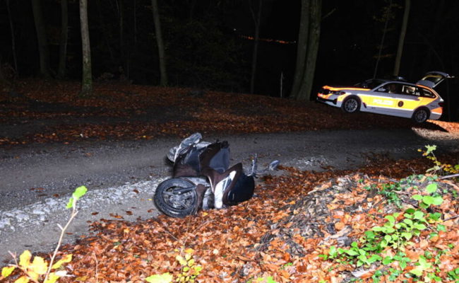 Ein fahrunfähiger Töfffahrer verunfallte mitten in der Nacht am Sevelerberg