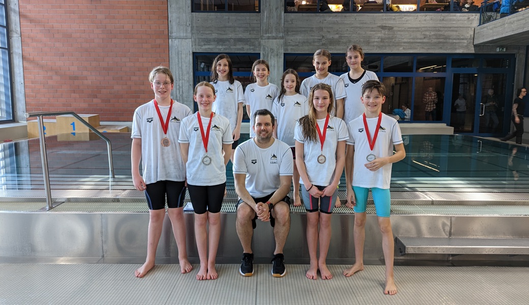 Eine hervorragende Teamleistung: (von links) Julian Diez, Moana Hardegger, Eva Ionescu, Coach Matyas Szenes, Rebeca Scrob, Alina Hardegger, Emilia Mihálszki, Layla Hitzert, Masa Malbasa, Akos Marton. Eine hervorragende Teamleistung: (von links) Julian Diez, Moana Hardegger, Eva Ionescu, Coach Matyas Szenes, Rebeca Scrob, Alina Hardegger, Emilia Mihálszki, Layla Hitzert, Masa Malbasa, Akos Marton.