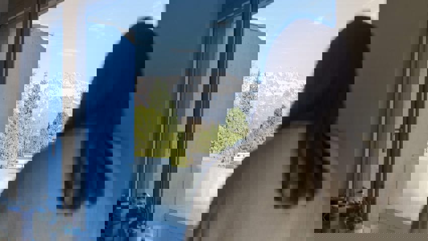  Caroline Bienek schaut aus dem Fenster in ihrer eigenen Wohnung. Dass sie das eines Tages tun kann, hat sie sich immer gewünscht. 