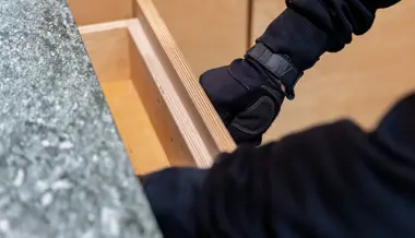 Schon wieder werden bei Einbruch Waffen gestohlen