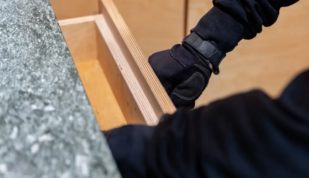 Die Täterschaft gelangte durch die unverschlossene Eingangstür ins Gebäude.