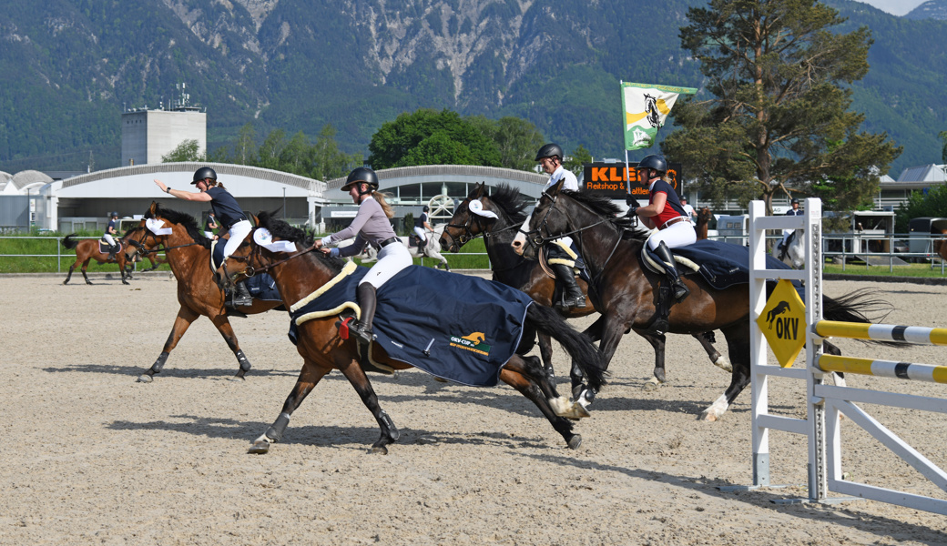  Rasante Ehrenrunde der Siegerequipe des Reitvereins Werdenberg. 