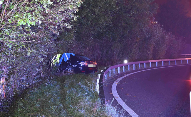 Totalschaden und Ausweis weg: Fahrunfähiger Mann verliert Herrschaft über Auto
