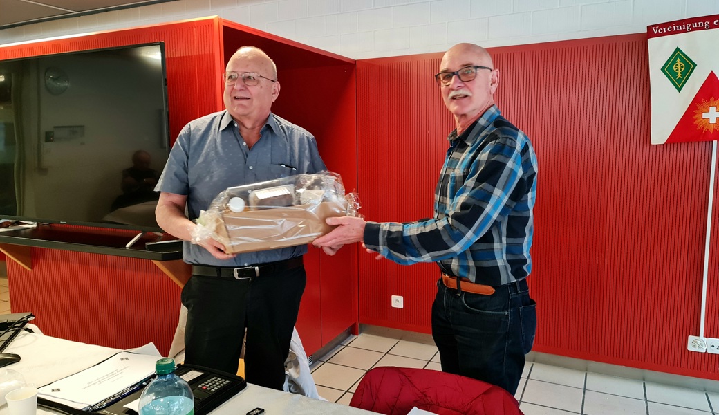Präsident Leo Gschwend (rechts) bedankte sich bei Kassier René Ballmer für die jahrelange Arbeit. 