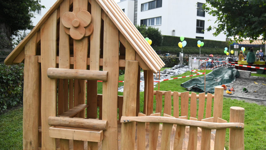  Neu gestalteter Platz mit Spielhaus und weiteren Beschäftigungsmöglichkeiten.