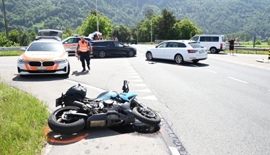 Motorradfahrer beim Abbiegen erfasst