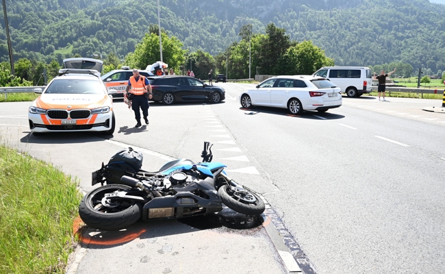 Motorradfahrer beim Abbiegen erfasst