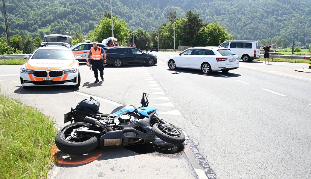 Der Motorradfahrer wurde schwer verletzt.