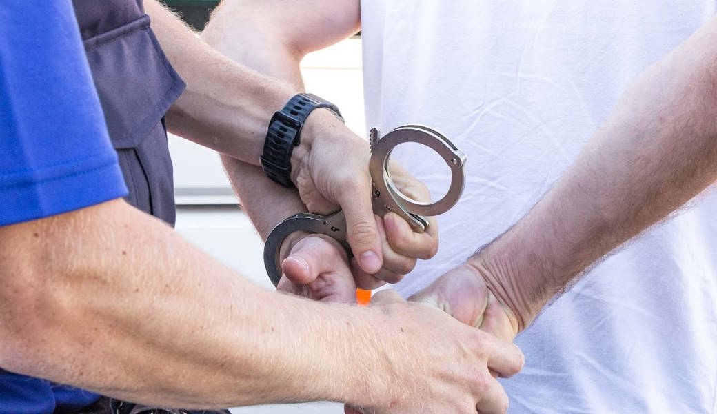 Die Polizei nahm am Samstagabend an drei Orten Männer fest, die sich an Autos zu schaffen gemacht hatten.