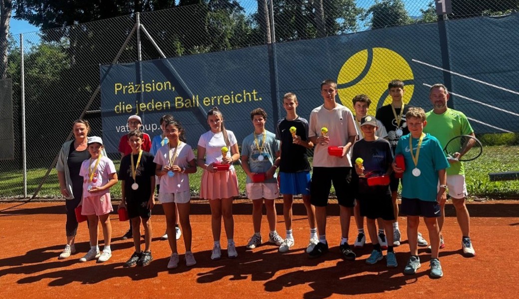 Die Juniorinnen und Junioren des TC Haag zeigten am Plauschturnier grossen Einsatz.