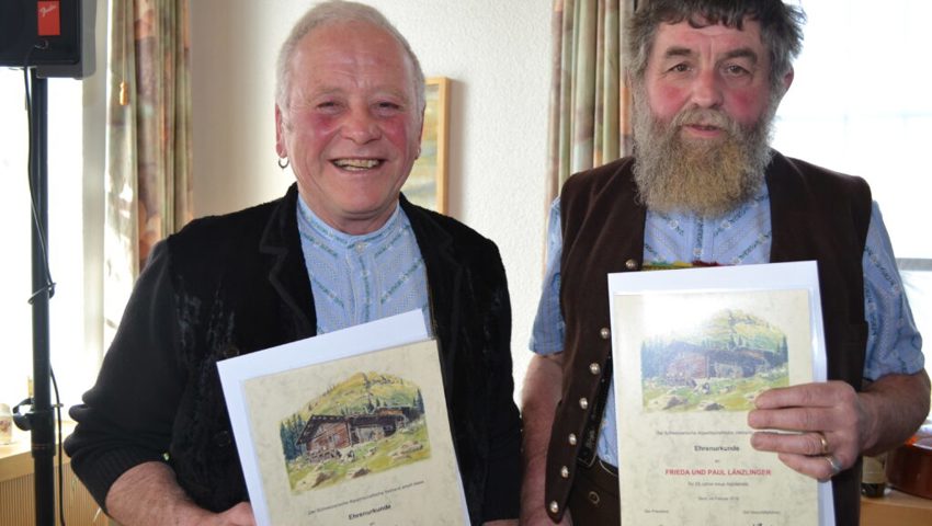  Die beiden Älpler Georg Bösch (links) und Paul Länzlinger haben an der Versammlung 2016 im Gasthaus Ochsen in Neu St. Johann Auszeichnungen für langjährige Einsätze als Älpler erhalten.