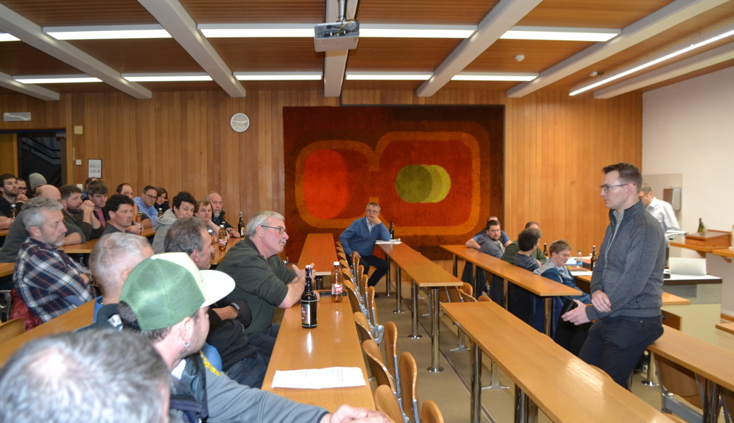 Simon Meier vom kantonalen Amt für Natur, Jagd und Fischerei im Austausch mit Werdenberger Landwirten. 