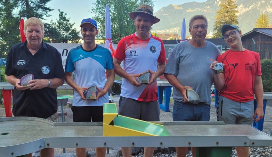 Die Preisgewinner des internationalen Turniers in Buchs (von links): Hans Hardegger, Michael Schmid, Frank Munzinger, Res Ramseyer und der beste Jugendspieler Alexandro Fuchs.
