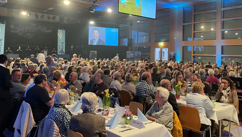 Rund 650 Personen nahmen an der Generalversammlung der Clientis Bank Thur in der Mehrzweckhalle Schafbüchel in Ebnat-Kappel teil. Rund 650 Personen nahmen an der Generalversammlung der Clientis Bank Thur in der Mehrzweckhalle Schafbüchel in Ebnat-Kappel teil.