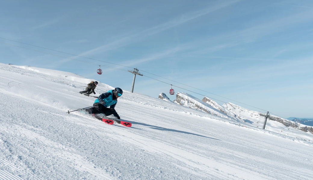 Skifahrer am  Chäserrugg. Im Hintergrund die Stöfeli-Gondelbahn.