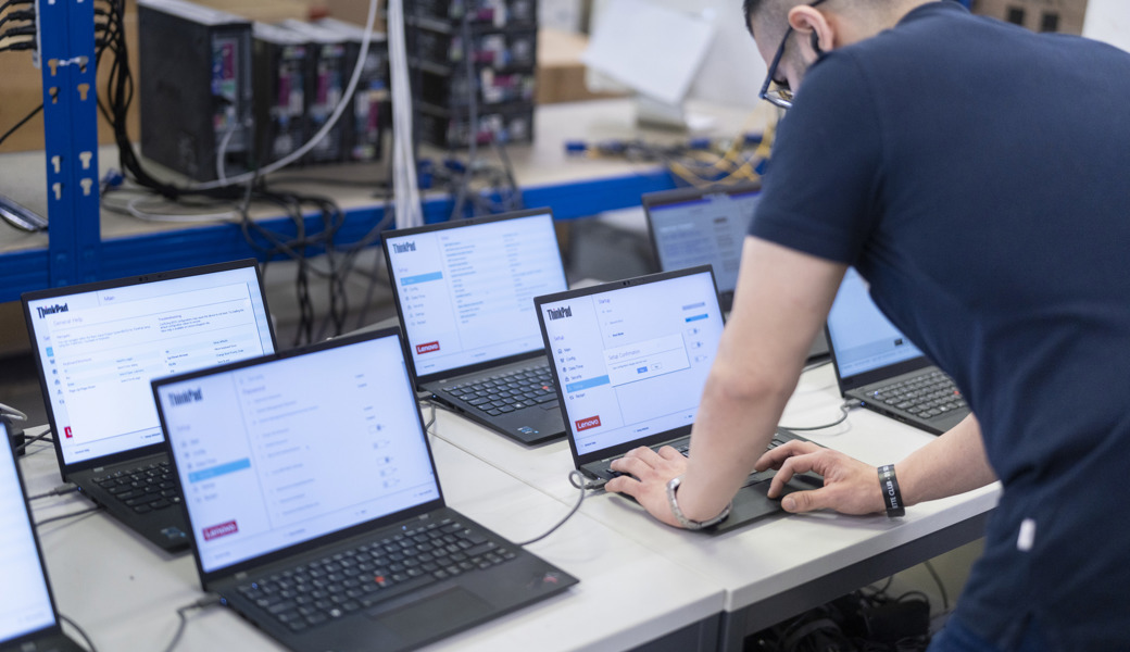 Fachkräftemangel und Spezialwissen: IT-Fachleute verdienen am meisten unter den Nichtmanagern.