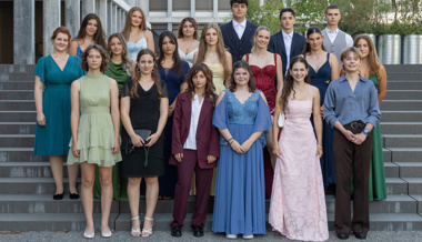 Klasse 3Fb - hintere Reihe, v. l.: Valentina Veseli, Leonie Vanrenterghem, Soraya Walt, Albdrit Saqipi, Diego Häle, Christopher Sekeres. Mittlere Reihe, v. l.: Jasmin Meile (Deutsch-Lehrerin), Aziza Weber, Sanya Donadeo, Giulia Zünd, Lisa Brockmann, Angelina Rohner, Tina Roduner. Vordere Reihe, v. l.: Csenge Ruszkai, Carla Hasler, Amina Brkic, Selin Skala, Carmen Bischof, Luca Merkli. 